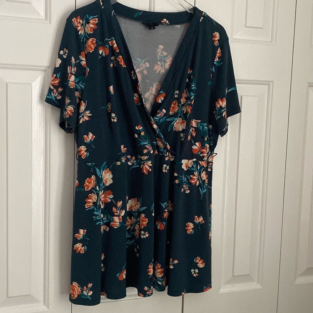 Torrid Green Floral Wrap Front V Neck Blouse Short Sleeve Size‎ 1 MISSING TIE - Picture 3 of 8